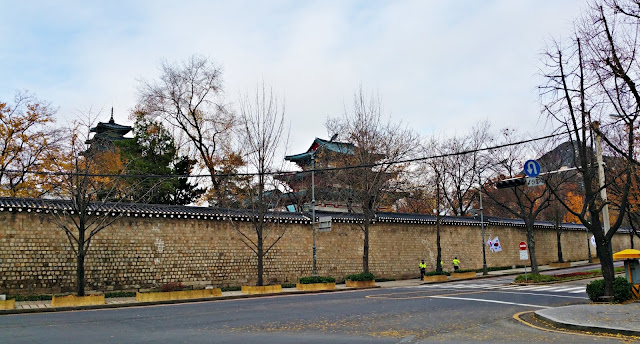 Stone wall surrounding Gyeongbokgung Palace. Stone wall surrounding Gyeongbokgung Palace. | www.meheartseoul.blogspot.com
