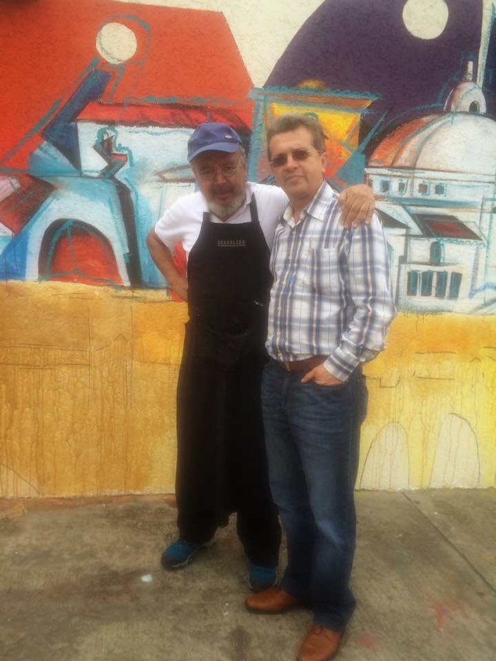 Con el Maestro Adolfo Torres en medio de su obra Mural de Popayán