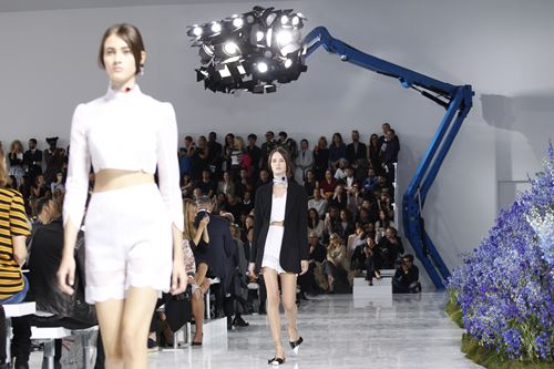 [Image: mua-hoa-oai-huong-o-dior-2016-3.jpg]