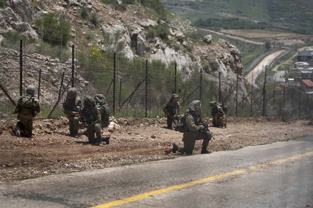 israël Israeli+soldiers+patrol+along+the+border+fence+between+the+Israeli-annexed+Golan+Heights+and+Syria+next+to+the+Druze+village+of+Majdal+Shams+%25285%2529