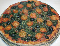 Pizza de Espinacas, Tomatitos y Aceitunas  con base de Espelta.