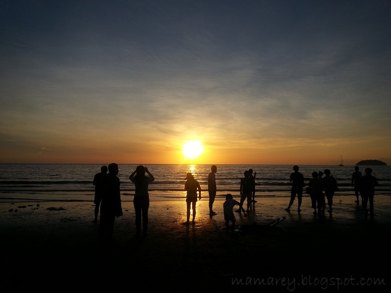 Menikmati Senja Di Pantai Tanjung Aru Menikmati Senja Di Pantai Tanjung Aru