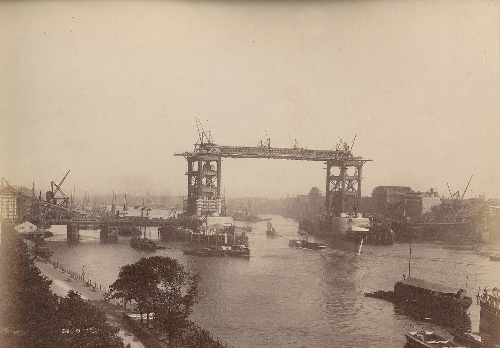 Tower Bridge under construction in the 1880's [1600x1114] : HistoryPorn