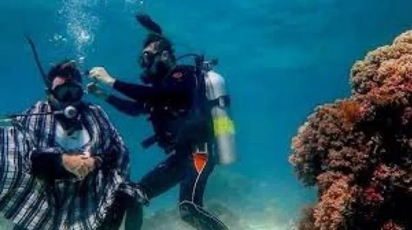 (Gambar) Hobi Pelik Lelaki Hanya Gunting Rambut Di Lokasi Ekstrem... MACAM-MACAM HAL!! (Gambar) Hobi Pelik Lelaki Hanya Gunting Rambut Di Lokasi Ekstrem... MACAM-MACAM HAL!!