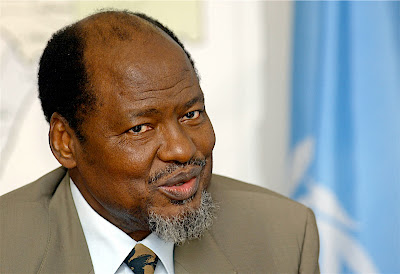 oaquim Chissano - É preciso ajudar as pessoas a compreenderem as leis