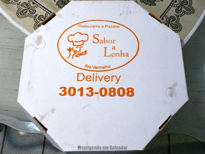 Ifood.com.br: A caixa da Pizza meia Portuguesa meia Quatro Queijos do Restaurante e Pizzaria Sabor a Lenha