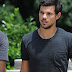 Taylor Lautner enseña los abdominales en el rodaje de Tracers