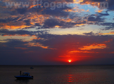 Pôr-do-Sol na Barra, em Salvador Pôr-do-Sol na baía de Todos-os-Santos, em Salvador