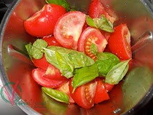 Triturar el tomate y la albahaca.