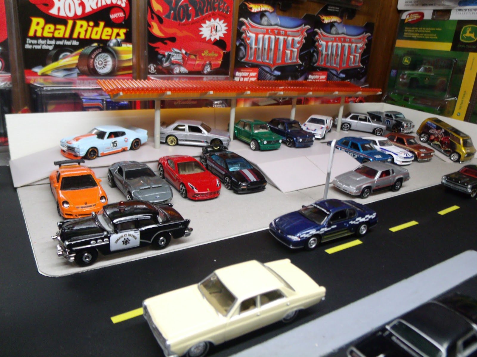 Toy Kids Used cars dealer diorama.