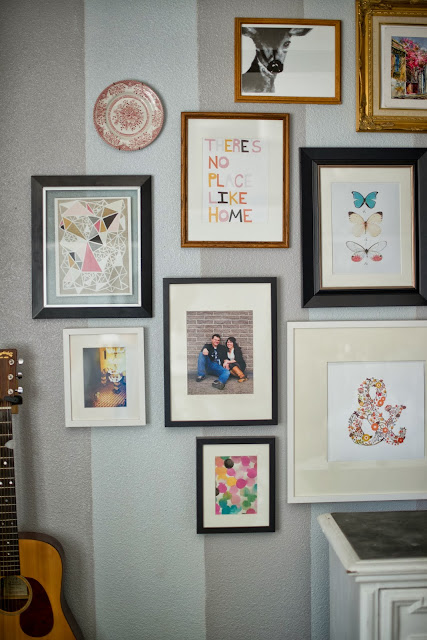 Using a gallery wall to decorate around the TV.
