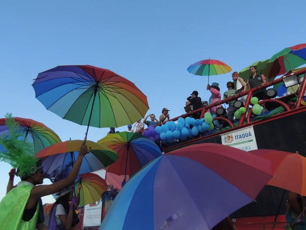 Público acompanha trio elétrico durante a Parada do Orgulho LGBT | Foto: Jenifer Carpani Público acompanha trio elétrico durante a Parada do Orgulho LGBT | Foto: Jenifer Carpani