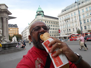Difficult to eat the "JUMBO HOTDOG" of Vienna.
