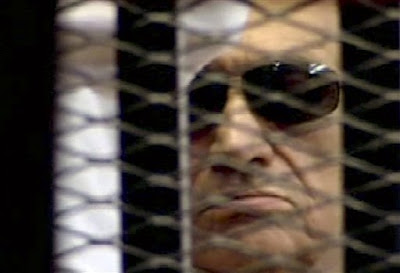 Hosni Mubarak escorrega na prisão e fere-se na cabeça