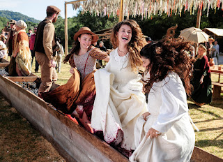 Lívia (Alinne Moraes) e Rita (Daniela Fontam) se divertem na festa da colheita Crédito: Globo/Estevam Avellar Lívia (Alinne Moraes) e Rita (Daniela Fontam) se divertem na festa da colheita Crédito: Globo/Estevam Avellar