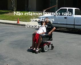 Um cuidado todo especial deve ser com os pedestres caminhando na calçada, estão desatentos e em movimento, podendo a qualquer momento mudarem de rumo. Mas se estão caminhando na rua, olho aberto neles.