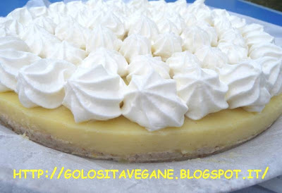 buccia di limone, curcuma, datteri, Dolci, farina semi integrale, lemon curd, lemon tart, limoni, mandorle, nocciole, olio di riso, ricette vegan, sciroppo di sambuco, torta, 