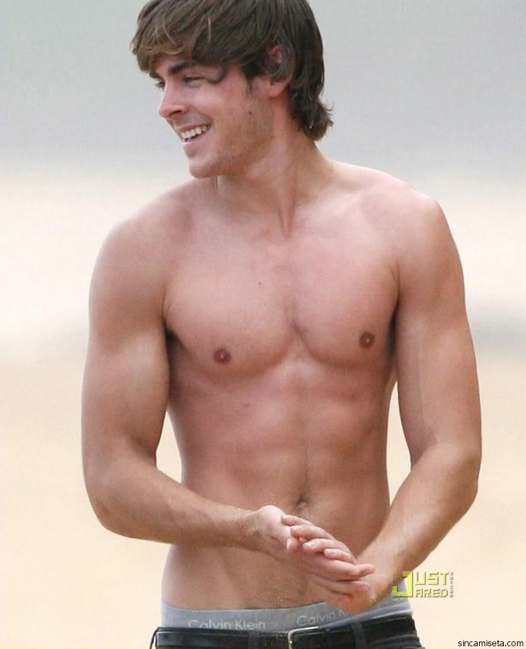 zac-efron-sin-camiseta.jpg