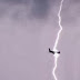Un rayo impactó en un avión en pleno vuelo.