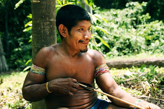 FOTO: Kehidupan Suku Awá, Suku Terasing di Hutan Amazon 2kFANS.com awa man bow 120425 jpeg 164652 FOTO: Kehidupan Suku Awá, Suku Terasing di Hutan Amazon 2kFANS.com awa man bow 120425 jpeg 164652