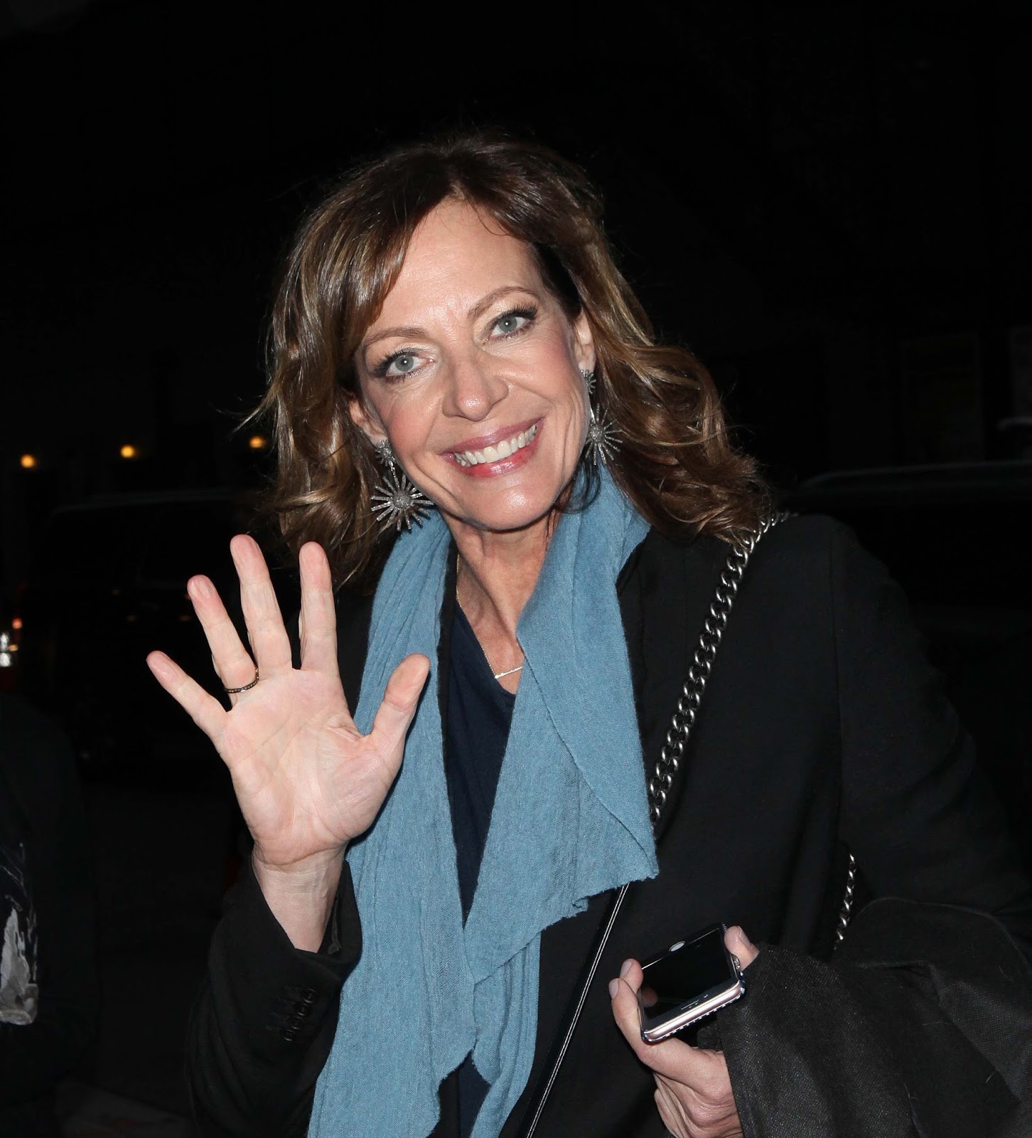 Allison Janney 2018: dating, tattoos, smoking & body measurements - Taddlr