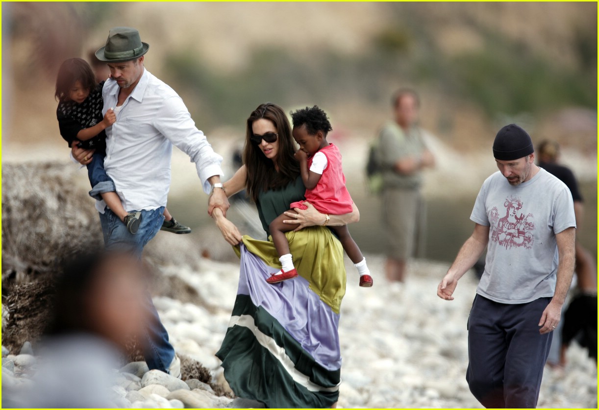 http://4.bp.blogspot.com/-vAuIgfyZasQ/T4q-_jf9eMI/AAAAAAAAAJ8/C7Cvhdu7Z4k/s1600/Angelina+Jolie+Pregnant+with+Twins.jpg