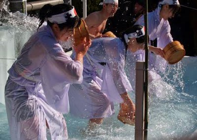 Inilah Ritual Unik Mandi Air Es di Jepang