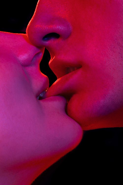 A intimidade, ternura e sensualidade capturadas nas fotografias de beijos de Maggie West Maggie West fotografia fashion arte sensualidade intimidade beijos kiss romance ternura sexualidade