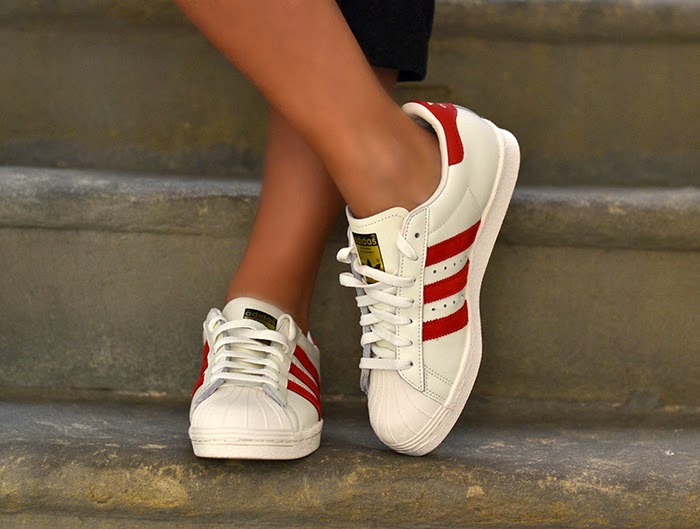 adidas superstar con righe rosse
