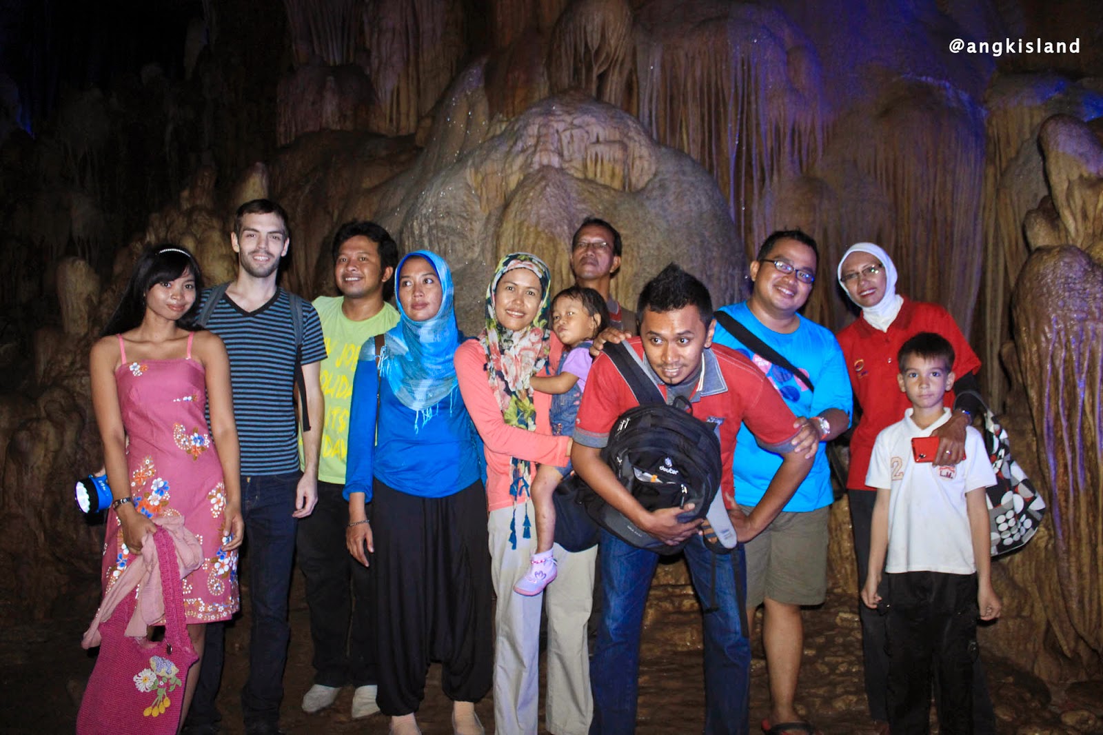 foto bersama di goa gong happy and fun