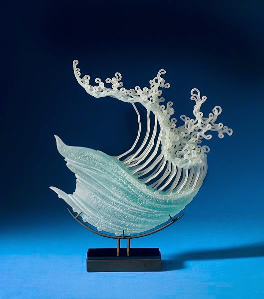As incríveis esculturas de vidro inspiradas em ondas e animais marinhos de K. William LeQuier K. William LeQuier esculturas de vidro como ondas do mar tentáculos