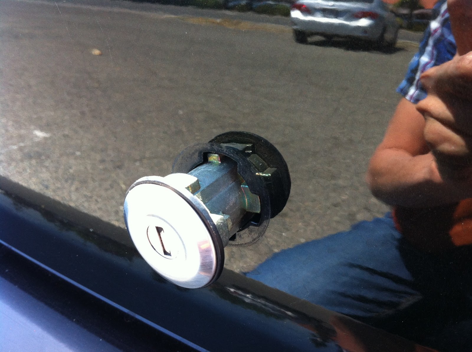 ARTOO DETOO 2004 Subaru Impreza trunk lock cylinder got loose