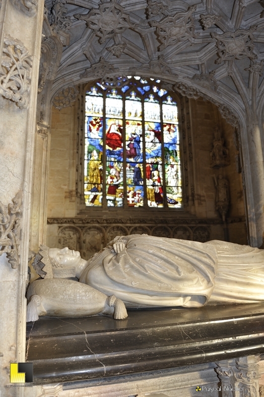 gisant et vitrail abbaye royale de brou photo pascal blachier