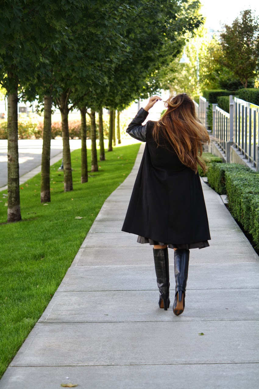 Style-Fashion-Blog-wearing-all-black-zara-coat-leather-skirt-kneehigh-boots-dior-sunglasses-crop-top-JenniferZeuner