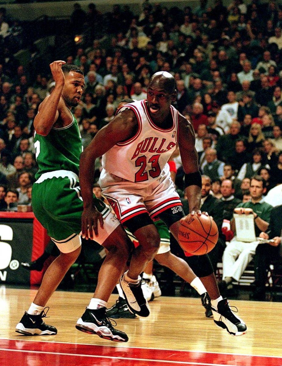 Flashback: Michael Jordan Wearing  Michael jordan, Michael jordan