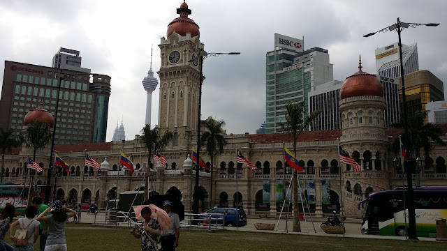 Edificio Sultán Abdul Samad con la Torre Menara y las Petronas al fondo (Kuala Lumpur)