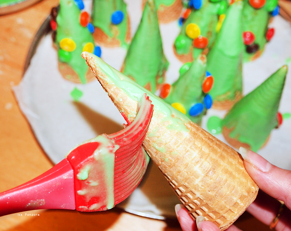 ice pandora: Project: Christmas tree cone treat