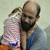 (ΚΟΣΜΟΣ)Σύρος πρόσφυγας πουλούσε στυλό για να ζήσει την κόρη του και ξαφνικά βρέθηκε με χιλιάδες δολάρια (PHOTOS)