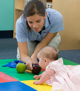 estimulación temprana - estimulación - early stimulation - stimulation, madre e hija, mamá enseñandole a la bebé