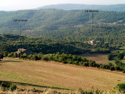 Les masies de Cal Tresserra i Cal Martinet situades a la dreta del camí carener Les masies de Cal Tresserra i Cal Martinet situades a la dreta del camí carener