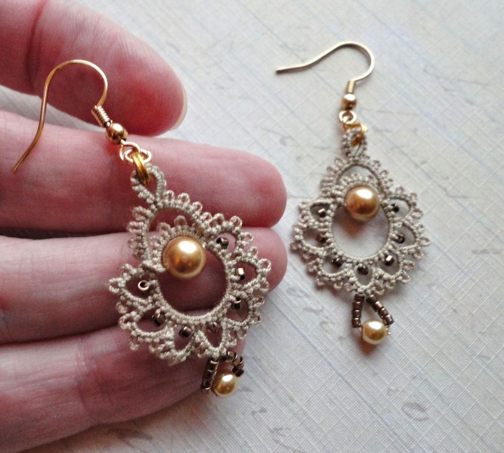Yarnplayer's Tatting Blog Simply "Giddy" tatted earrings