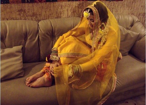 http://4.bp.blogspot.com/-vQqhnZUQVWg/TdrXwrYgmnI/AAAAAAAABUM/m-N8FZ6mPEE/s1600/yellow-dresses-for-mehndi-11.jpg
