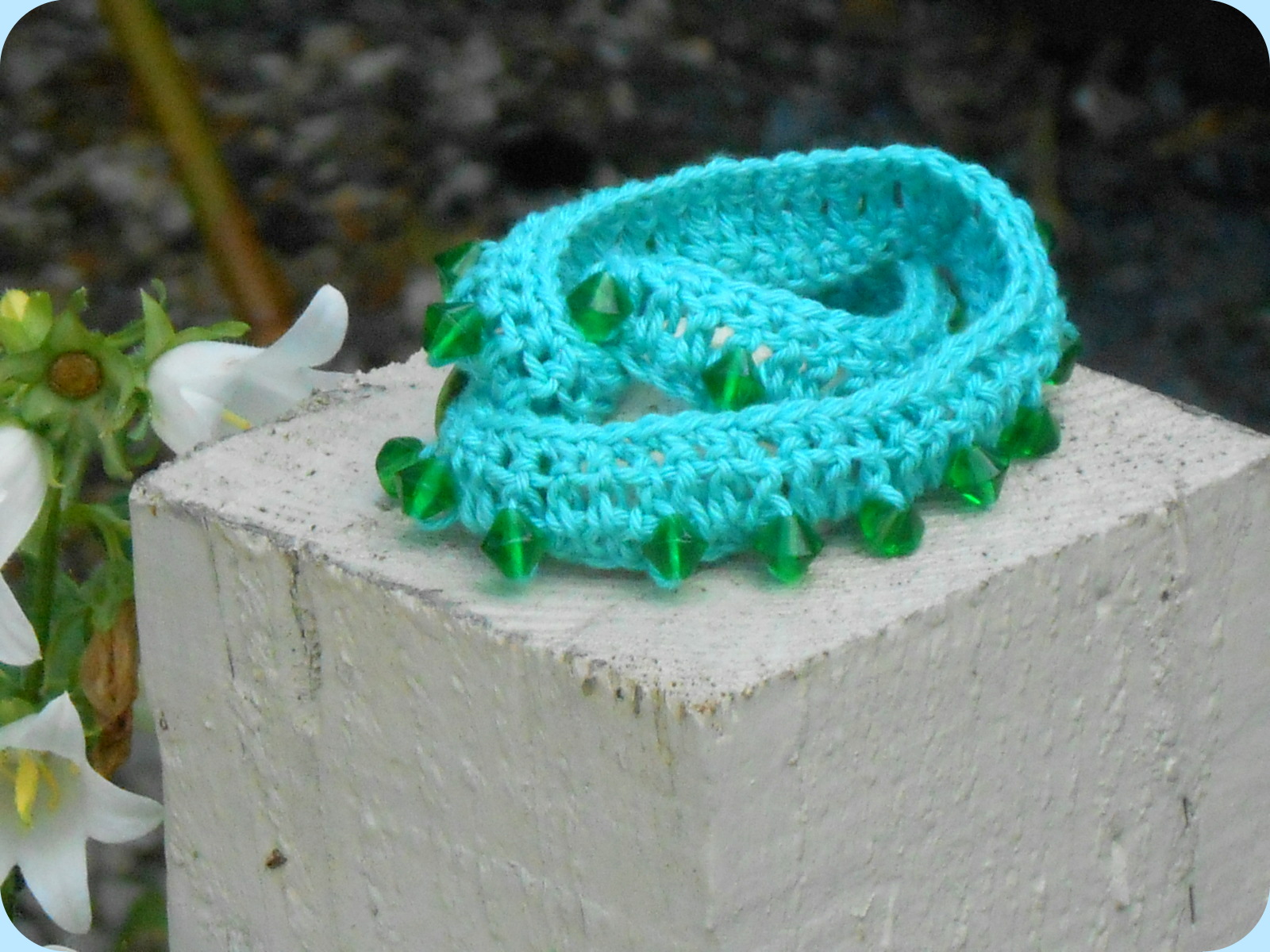 this one could also be worn as a necklace, or a head band....?