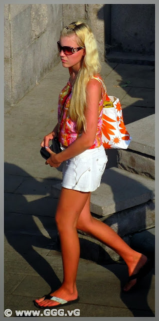 Girl's outfit with white shorts on the street
