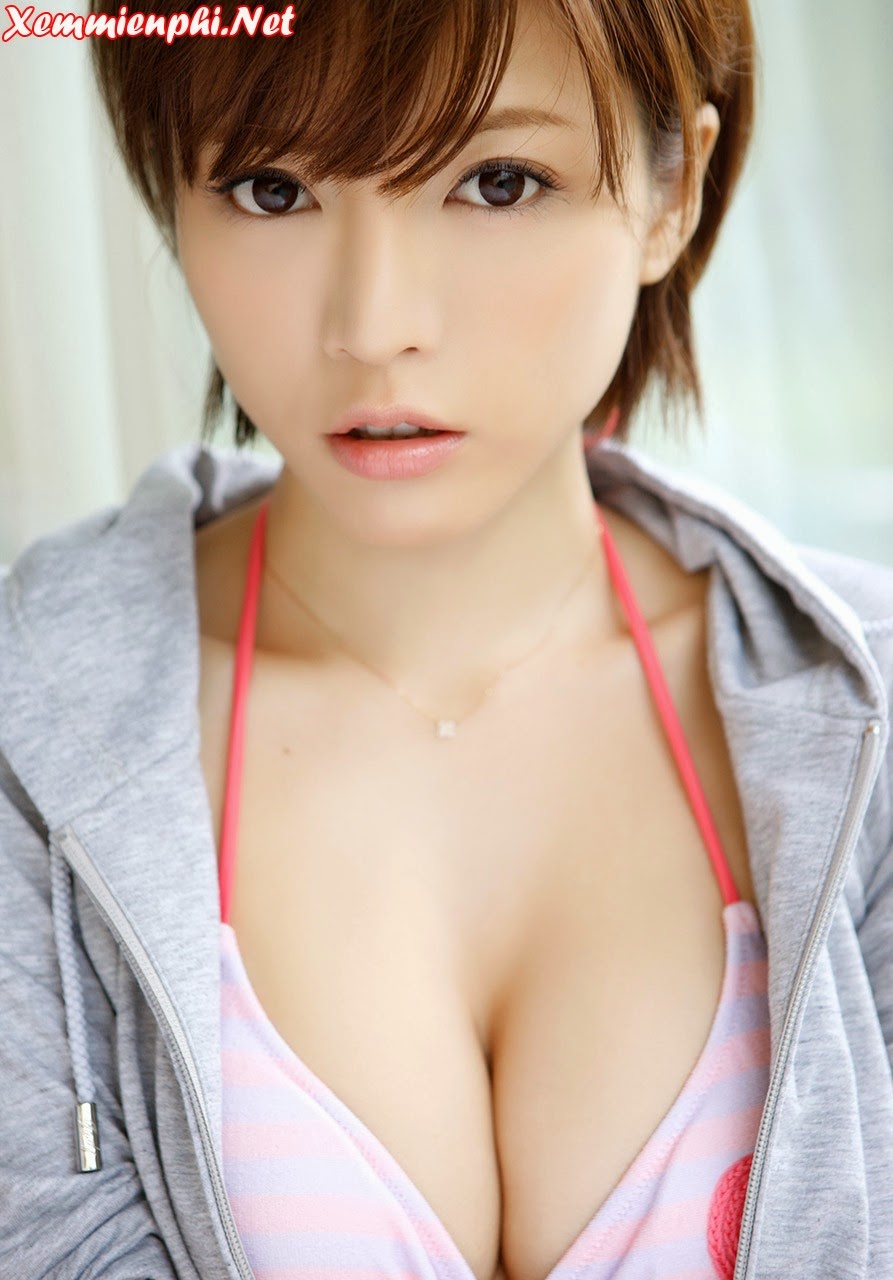 Yumiko Shaku mặc bikini quyến rũ bên bể bơi
