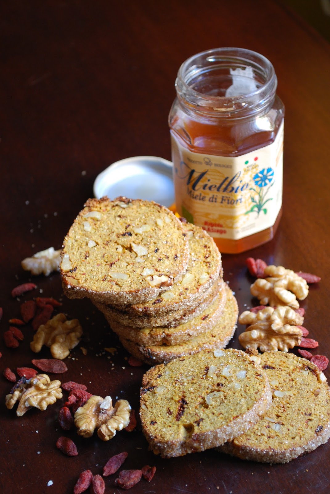 biscotti di segale e miele con noci e bacche di goji