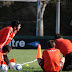 River: Triple turno del domingo. Almeyda dispuso que los jugadores se levanten tempranito para ir al gimnasio y después se entrenaran en Kimberley en dos grupos: defensores por un lado, volantes y delanteros por otro.