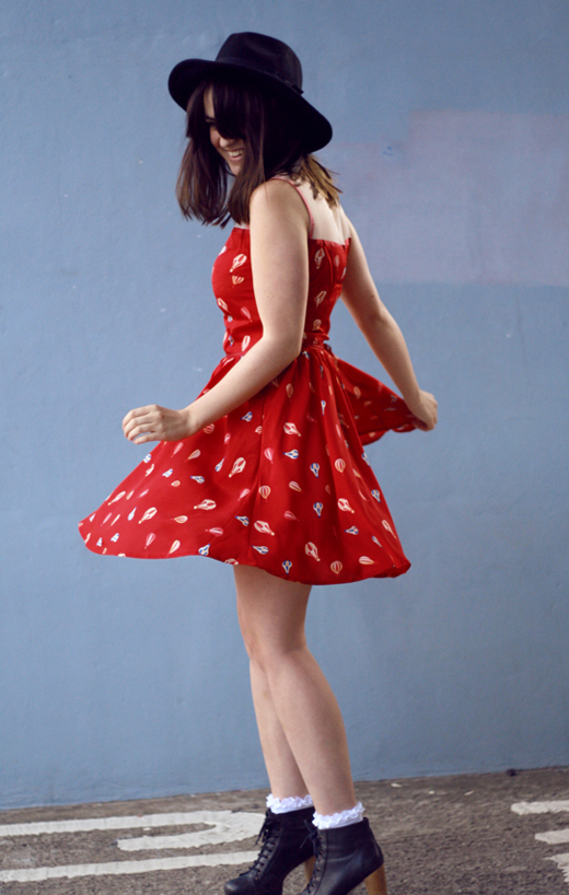 aupie, hot air balloon print, printed dress, wide brim hat, fashion blogger, uk fashion style, litas, jeffrey campbells, frilly socks