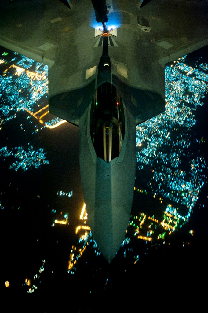 Night%2BPhotos%2Bof%2Bthe%2BF-22%2BRaptor%2Bstealth%2Bjets%2Brefueling%2Bmid-air%2Benroute%2Bto%2BSyria%2B5.jpg