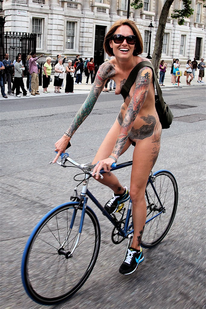 Mujeres desnudas en bicicleta. 
